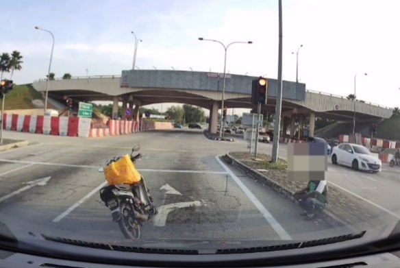 压力山大？思考人生？交通灯前突然盘腿沉思