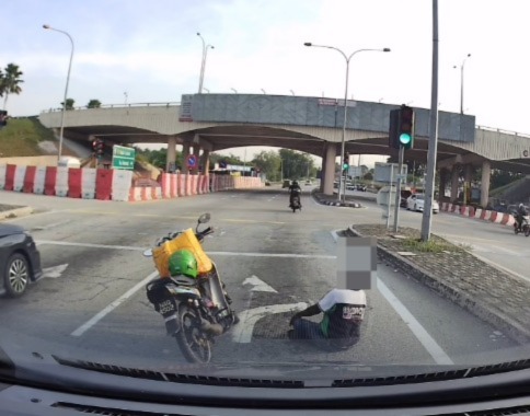 压力山大？思考人生？交通灯前突然盘腿沉思