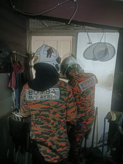 反锁屋内 消拯员破门救援 7旬老翁卧尸浴室