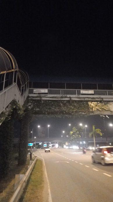 (取代前稿)沈春祥：照片记录证明遭人恶意搞破坏！丹那布爹行人天桥出现倒挂彭州旗。