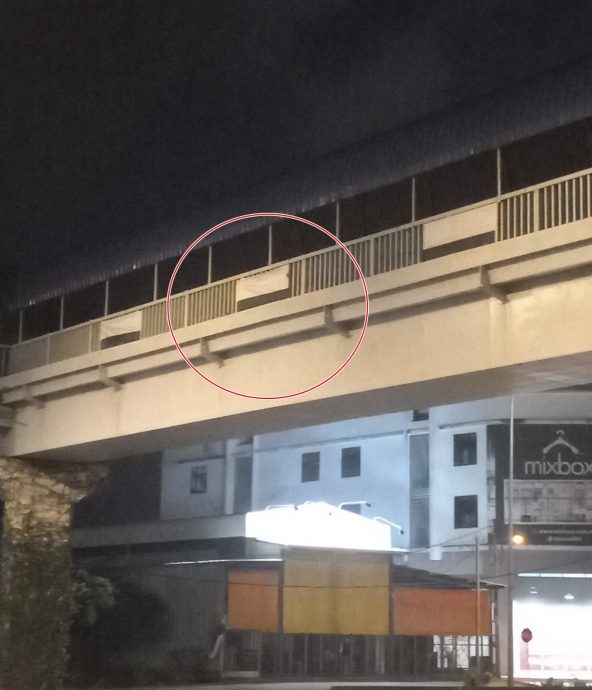 坏！丹那布爹行人天桥出现倒挂彭州旗。