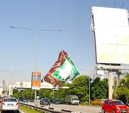 取代第二张图//全国综合 现实版Final Destination?广告布条掉落包覆轿车