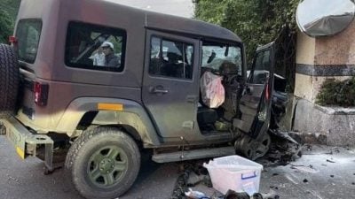 台军轻型战术轮车撞路墩  3官兵送医