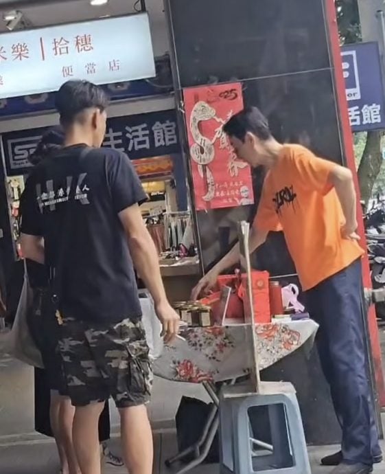 台北街头摆摊讨生活 71岁“无花和尚”近况曝光