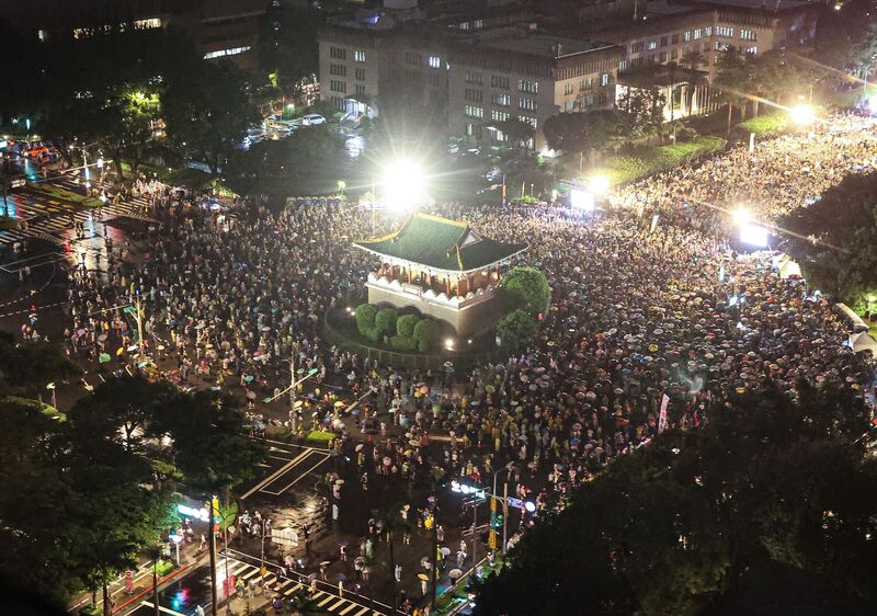 台大罢免投票前夕最后冲刺 绿争取重掌立院 蓝:1席都不能掉