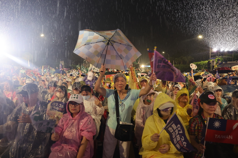 台大罢免投票前夕最后冲刺 绿争取重掌立院 蓝:1席都不能掉