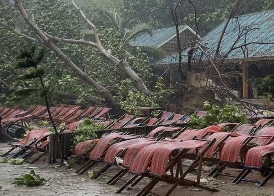 台风“韦帕”肆虐波及泰国普吉岛 2中国游客遭大树砸中、巨浪卷走亡