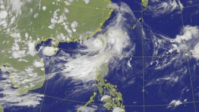 台风丹娜丝逐渐开眼 台湾西部北上路径罕见