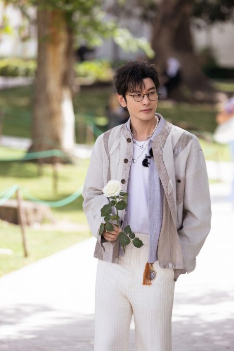 叶珂食言开直播 10万人涌入追问黄晓明