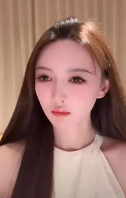 叶珂食言开直播 10万人涌入追问黄晓明