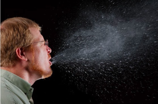 司机咳嗽还开车窗吐痰 乘客被唾液溅到喊恶心