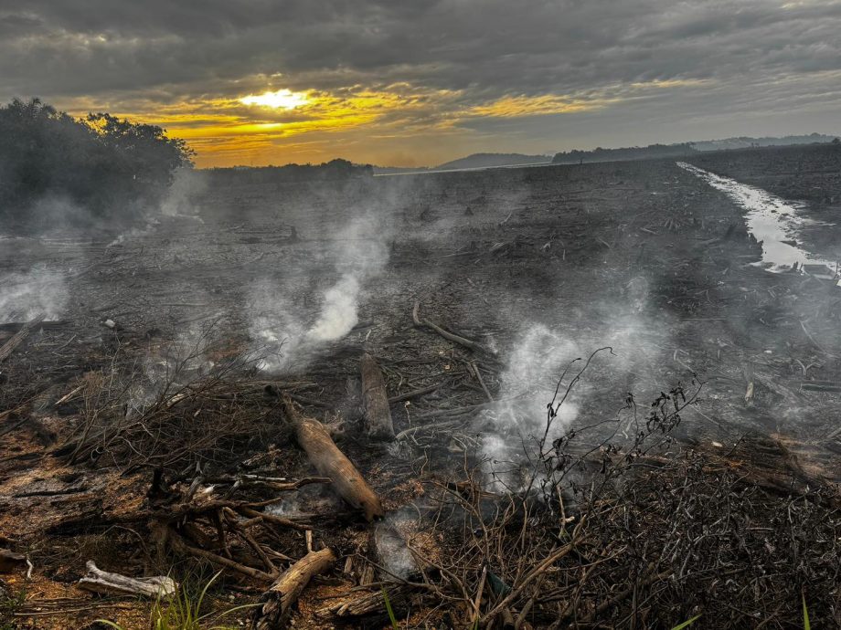吉辇武吉美拉湖呈干涸  露天焚烧加剧干旱