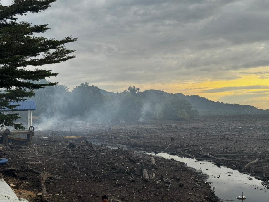 吉辇武吉美拉湖呈干涸  露天焚烧加剧干旱
