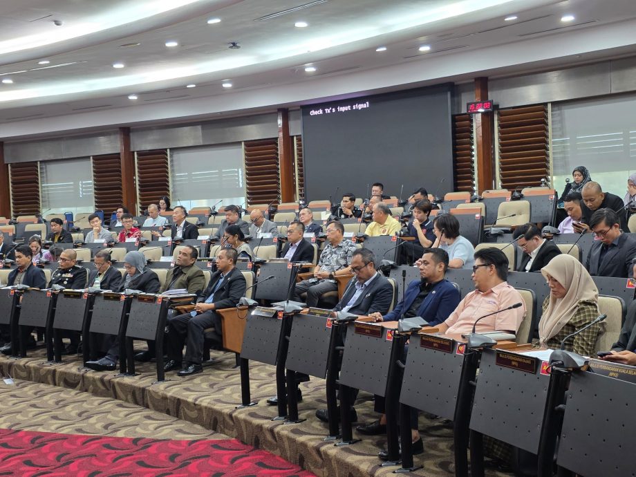 后方版头//大都会-黄思汉召各大商会座谈：应对外商抢滩本地市场/