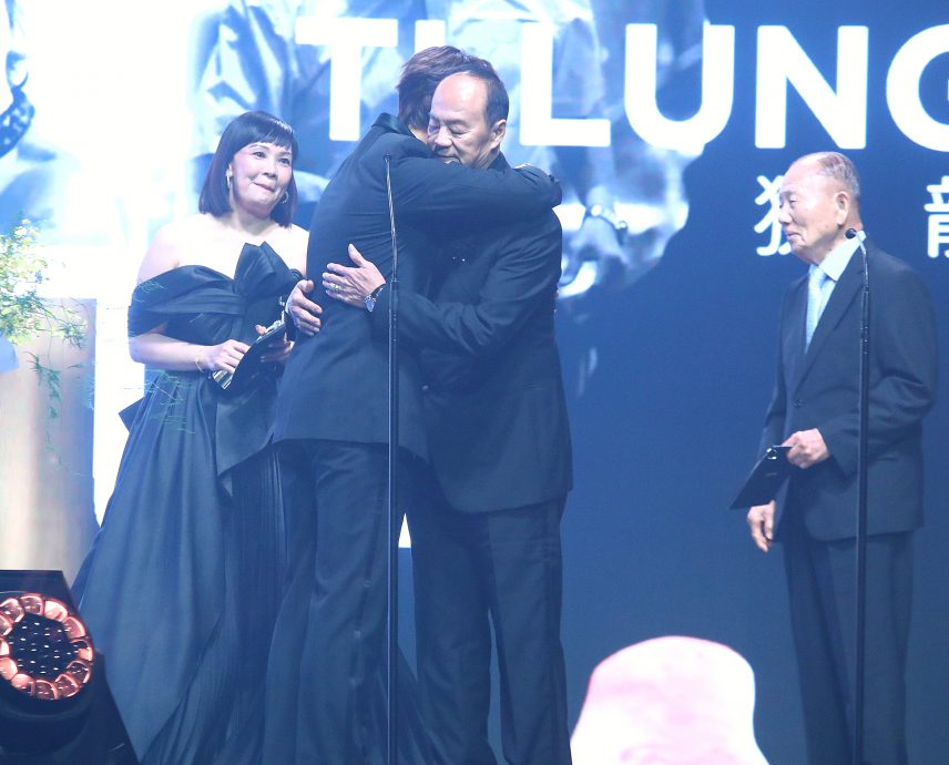 向获奖的狄龙送抱惨被推开 谭俊彦心碎:他说够啦!