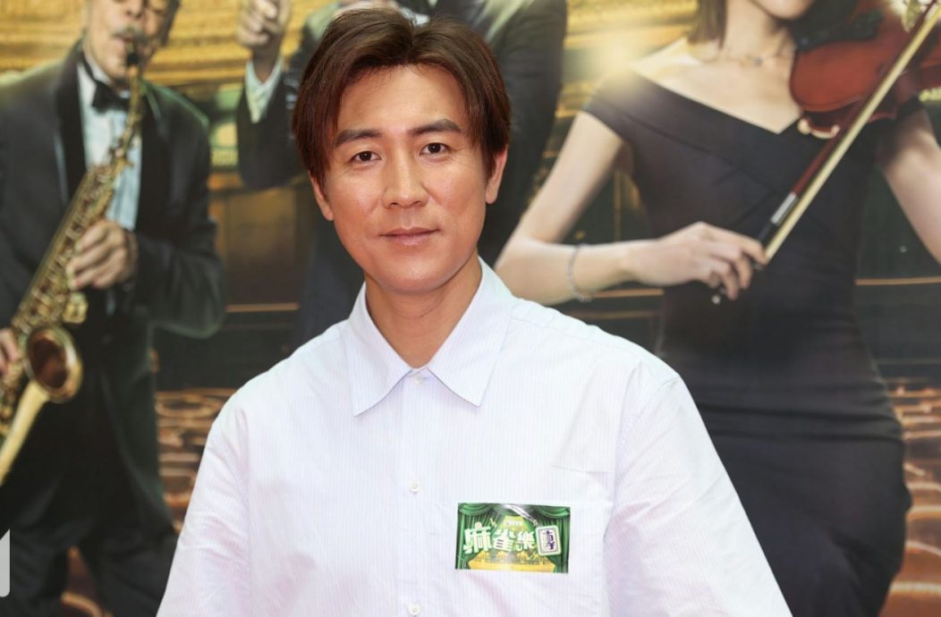 向获奖的狄龙送抱惨被推开 谭俊彦心碎:他说够啦!