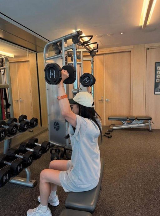 周兴哲失言遭妻子冷战 网亏:没砸你身上不错了