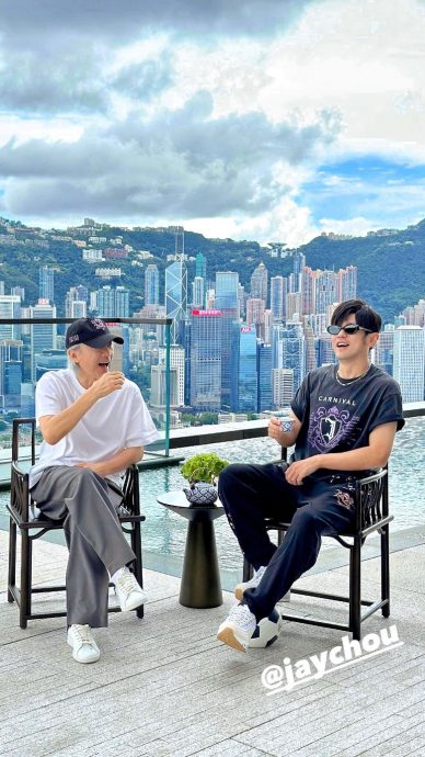 周杰伦惊喜合体周星驰 脚踏足球疑暗示合作