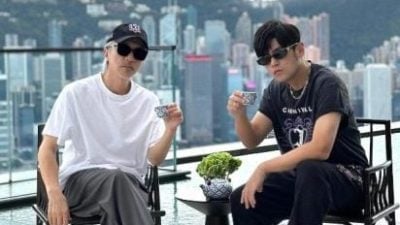 周杰伦惊喜合体周星驰 脚踏足球疑暗示合作