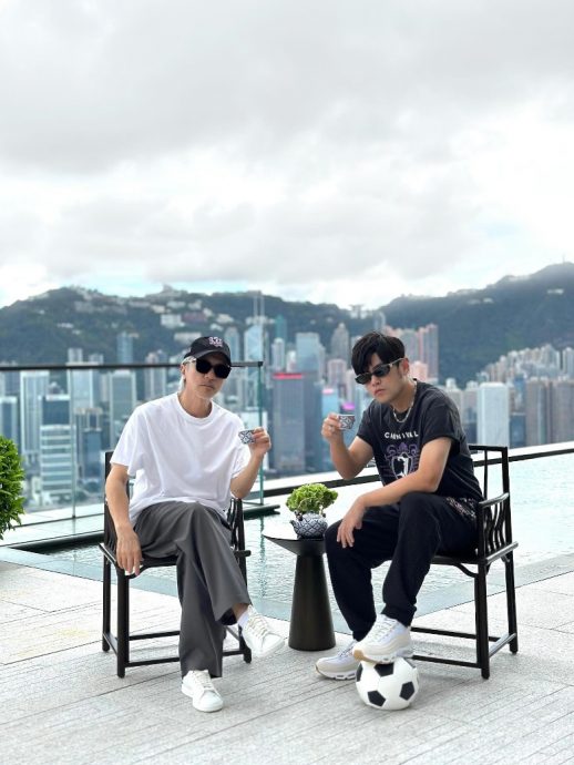 周杰伦惊喜合体周星驰 脚踏足球疑暗示合作