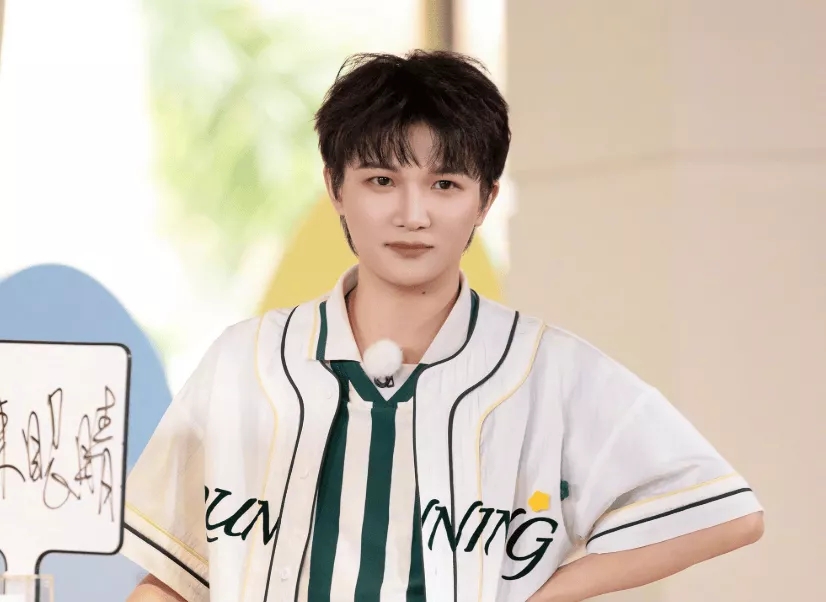 周深撕名牌遭拖行11秒受伤 《奔跑吧》节目组被骂翻