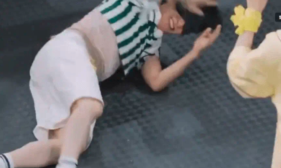 周深撕名牌遭拖行11秒受伤 《奔跑吧》节目组被骂翻