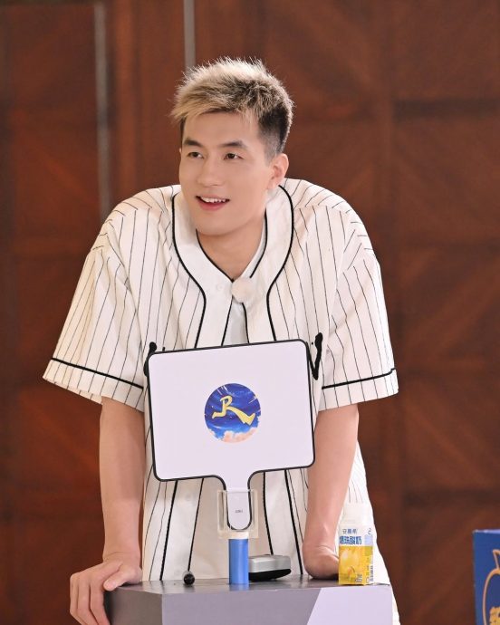 周深撕名牌遭拖行11秒受伤 《奔跑吧》节目组被骂翻