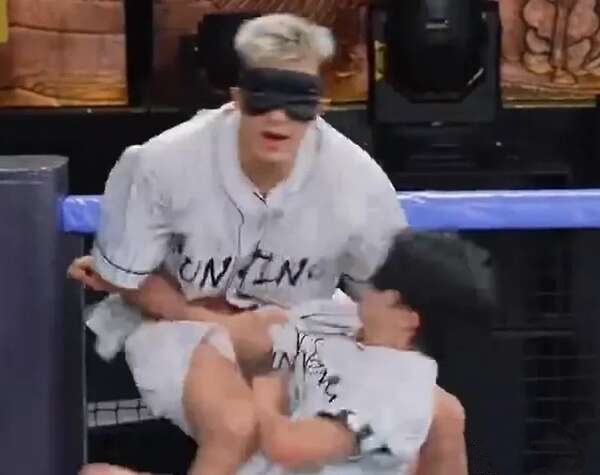 周深撕名牌遭拖行11秒受伤 《奔跑吧》节目组被骂翻