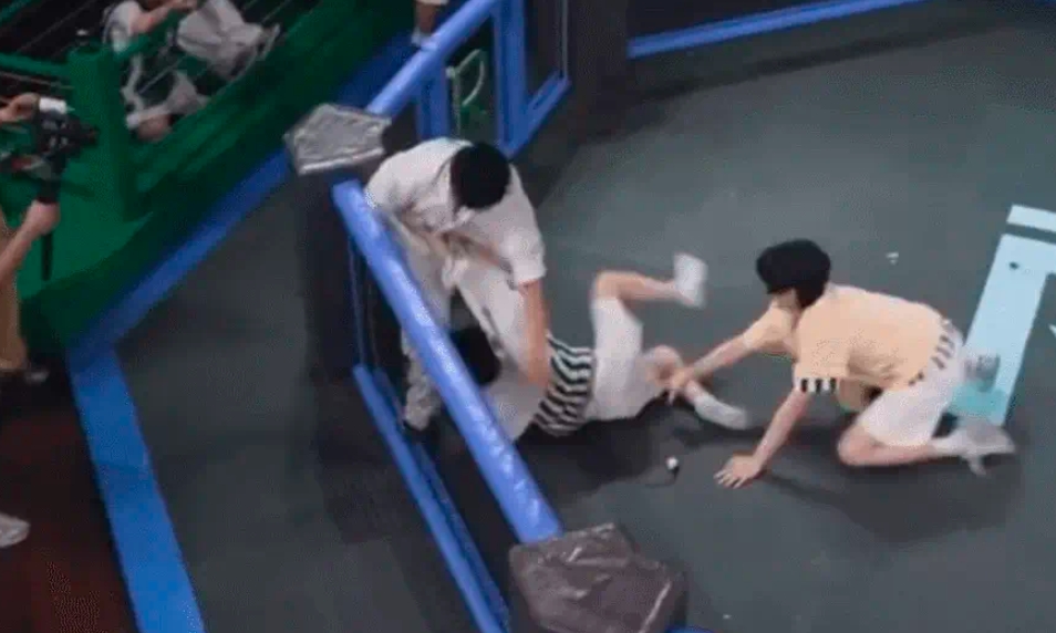 周深撕名牌遭拖行11秒受伤 《奔跑吧》节目组被骂翻