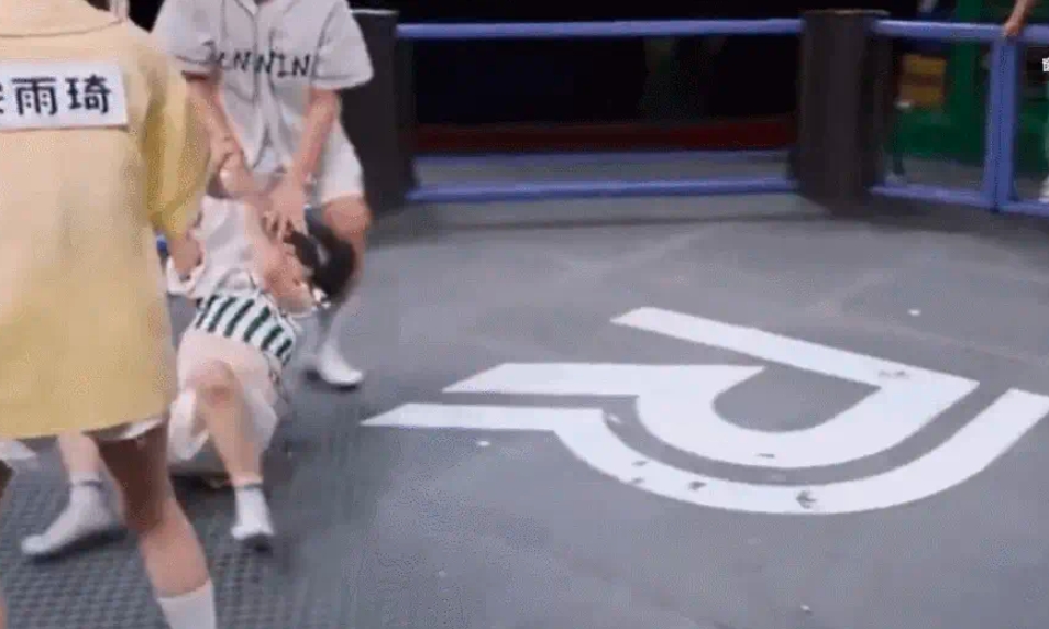 周深撕名牌遭拖行11秒受伤 《奔跑吧》节目组被骂翻