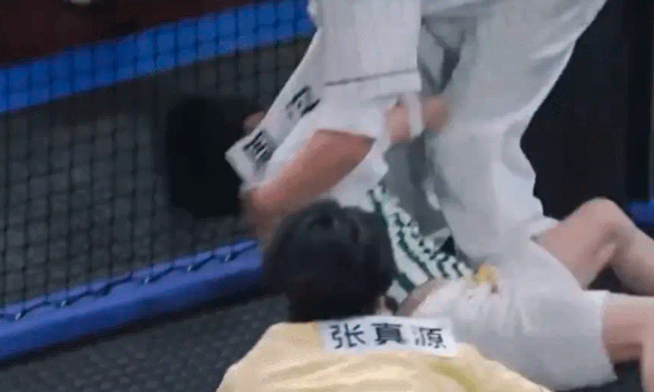 周深撕名牌遭拖行11秒受伤 《奔跑吧》节目组被骂翻
