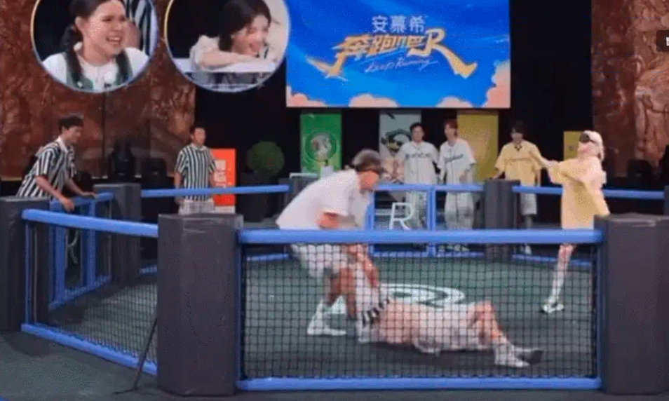 周深撕名牌遭拖行11秒受伤 《奔跑吧》节目组被骂翻