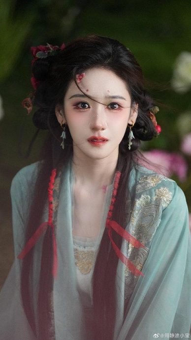 周静波晒新剧杀青照 宋祖儿遭打码网炸锅