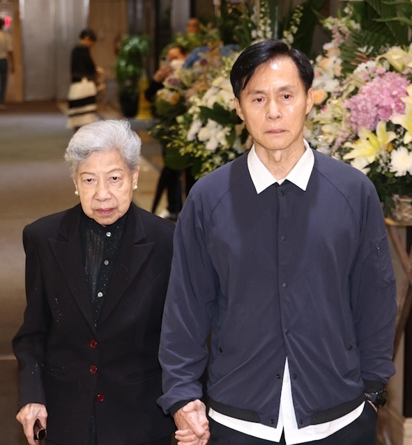 周骢出殡｜胡枫安德尊锺志光张国强扶灵　罗兰撑拐杖冒雨送别