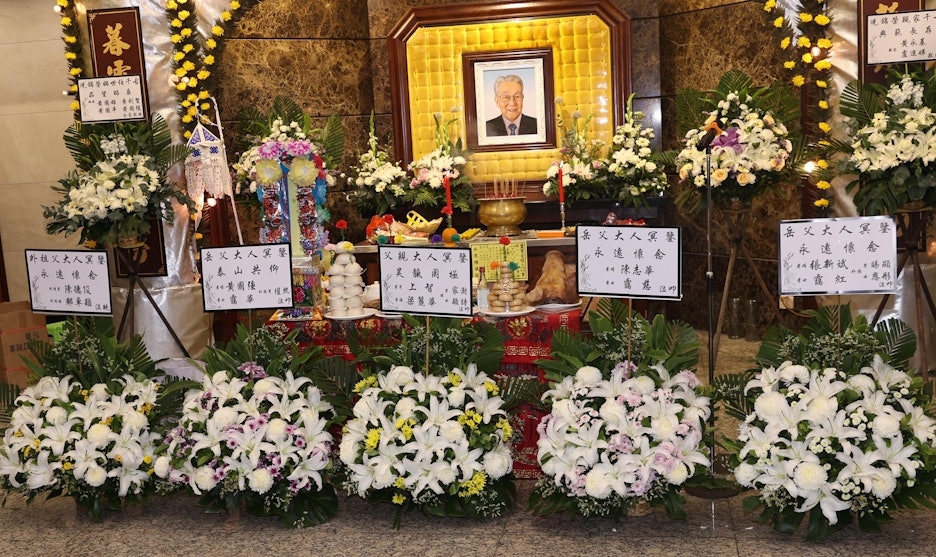 周骢出殡｜胡枫安德尊锺志光张国强扶灵　罗兰撑拐杖冒雨送别