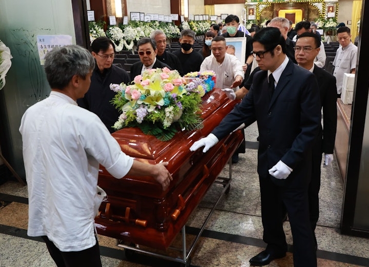 周骢出殡｜胡枫安德尊锺志光张国强扶灵　罗兰撑拐杖冒雨送别