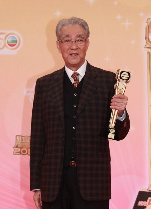 周骢出殡｜胡枫安德尊锺志光张国强扶灵　罗兰撑拐杖冒雨送别