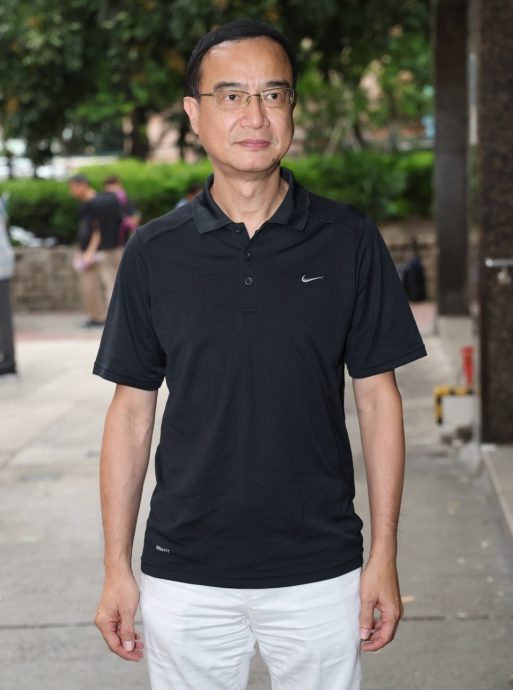 周骢出殡｜胡枫安德尊锺志光张国强扶灵　罗兰撑拐杖冒雨送别