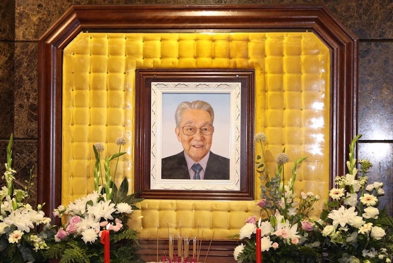 周骢出殡｜胡枫安德尊锺志光张国强扶灵　罗兰撑拐杖冒雨送别