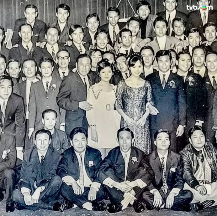 唐佳雪妮出殡｜冯宝宝忆亡友哽咽