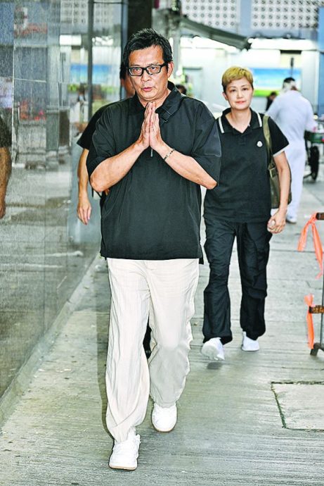 唐佳雪妮出殡｜冯宝宝忆亡友哽咽