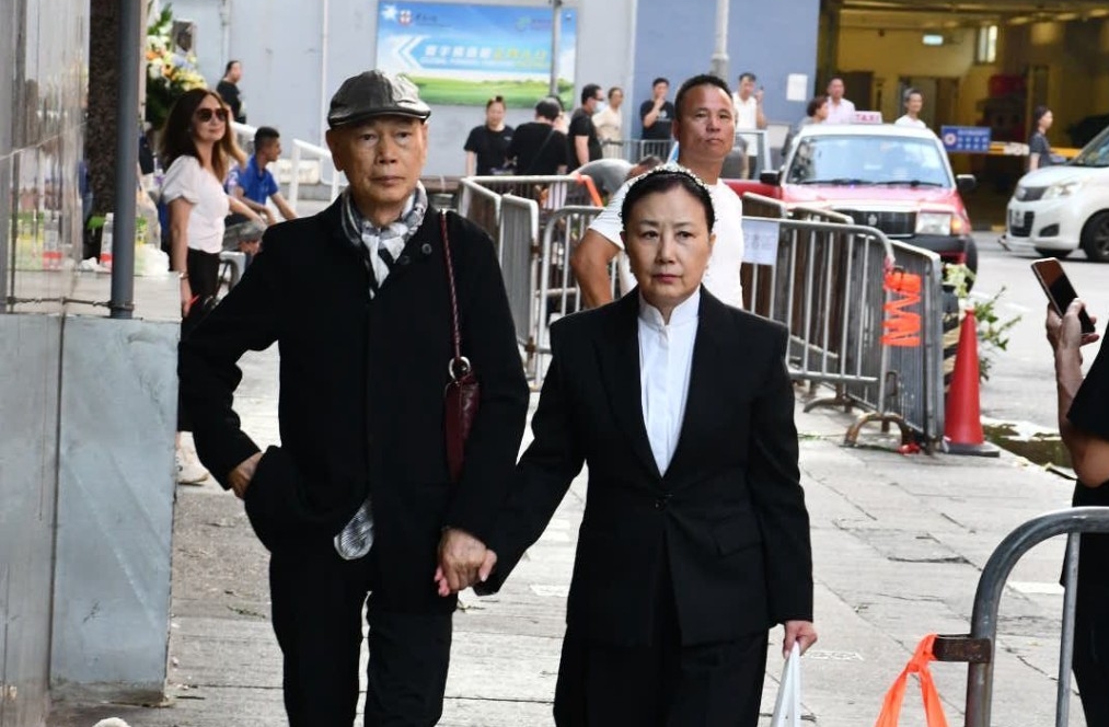 唐佳雪妮设灵丨汪明荃罗家英拖手到场致哀 黄宗泽哀伤送别前辈