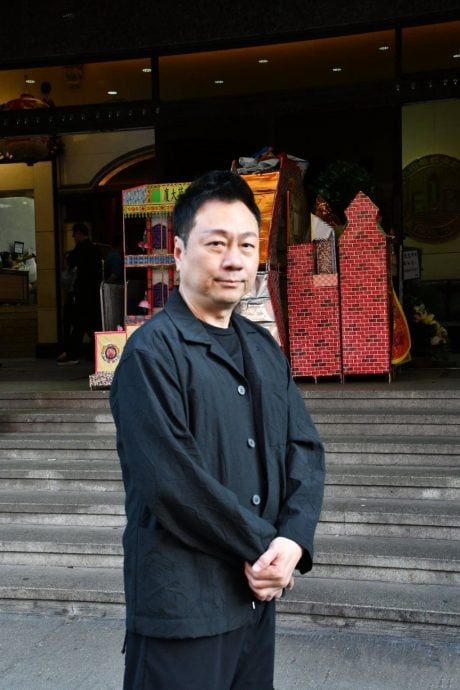 唐佳雪妮设灵丨汪明荃罗家英拖手到场致哀 黄宗泽哀伤送别前辈