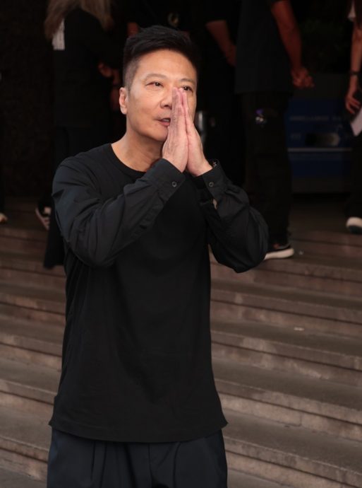 唐佳雪妮设灵丨汪明荃罗家英拖手到场致哀 黄宗泽哀伤送别前辈