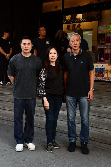 唐佳雪妮设灵丨汪明荃罗家英拖手到场致哀 黄宗泽哀伤送别前辈