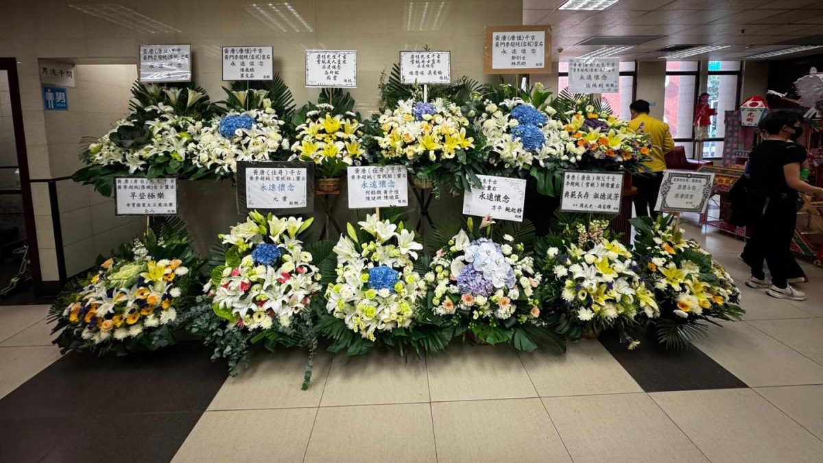 唐佳雪妮设灵丨汪明荃罗家英拖手到场致哀 黄宗泽哀伤送别前辈