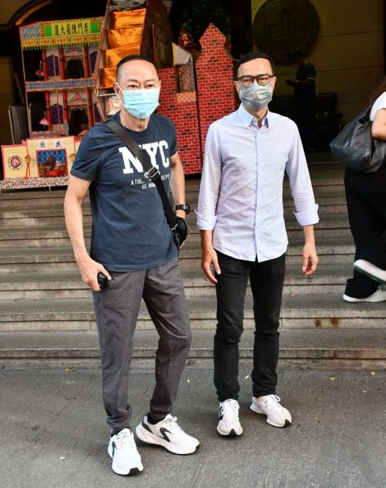 唐佳雪妮设灵丨汪明荃罗家英拖手到场致哀 黄宗泽哀伤送别前辈