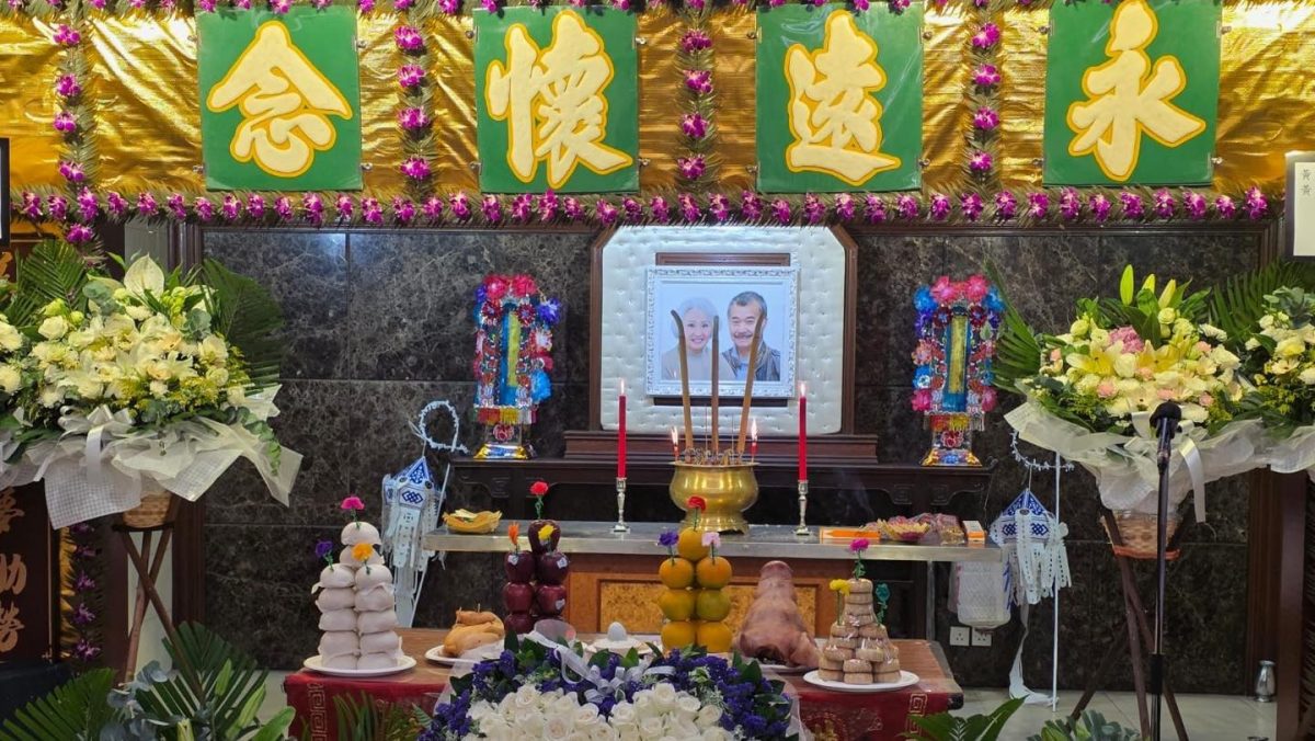 唐佳雪妮设灵丨汪明荃罗家英拖手到场致哀 黄宗泽哀伤送别前辈