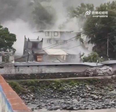 四川爆山洪泥石流 ／主  多地车被埋 3遇难2失联