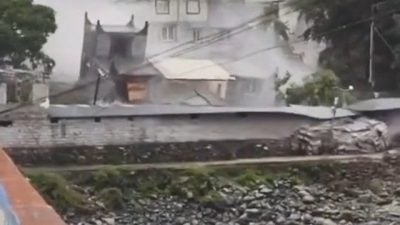 四川爆山洪泥石流 多地车被埋 3遇难2失联